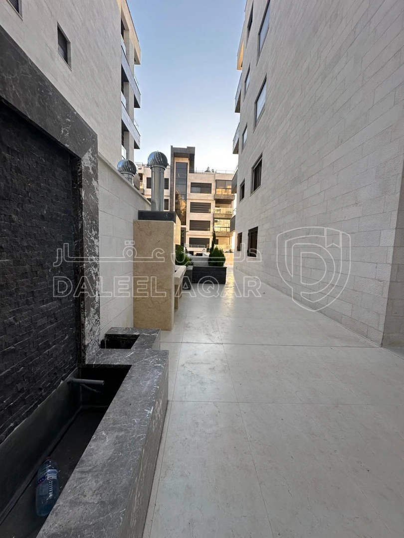 شقة في قرب مستشفى السعودي - 210,000 دأ - صورة 1
